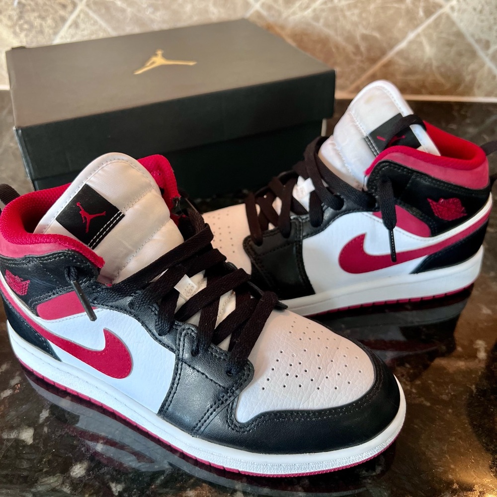 Jordan 1 Mid. Like new, size 3Y.